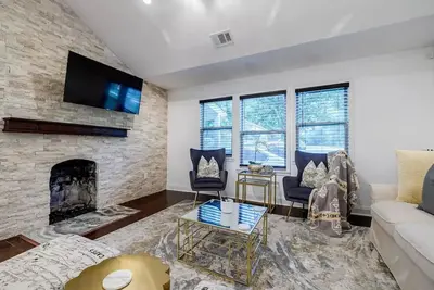 Image de Westside BeltLine Beauty Home with Poker Room Loft & Pool Table