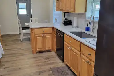 Image de 5 minutes to Msu and local shopping. Family friendly, mature trees, quite street