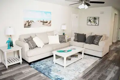 Image de Hidden Retreat~heated pool/spa minutes to beaches and Img Academy *New Listing*\n