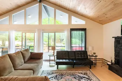 Image de Gorgeous Lake Cabin in the Poconos with private hot tub
