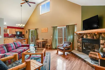 Image de Wilderness retreat near the lake with firepit, grill, large deck - dog friendly