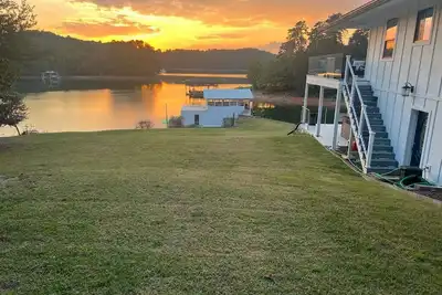 Image de Lakeside Haven: Hot Tub! Wi-Fi! Free Parking! Private! Beach! Centrally located.