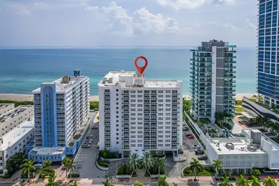 Image de Luxury 8th floor Miami Beach condo: steps from ocean & pool.