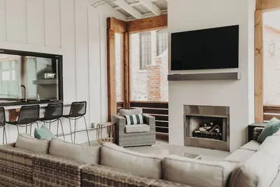 Image de Outdoor perfection: 3 porches with park views, turf backyard, easy walk to pool