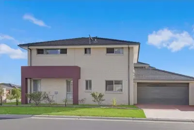 Image de 5 Bedroom 3 Bathroom Cozy House With Cafés, Shopping