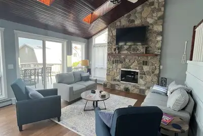 Image de Lake Life! Beach Front Home