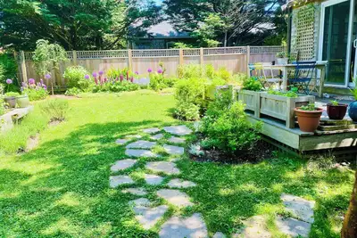 Image de 1 month rental available Jun 14 - Jul 12. 3br, central, family friendly!