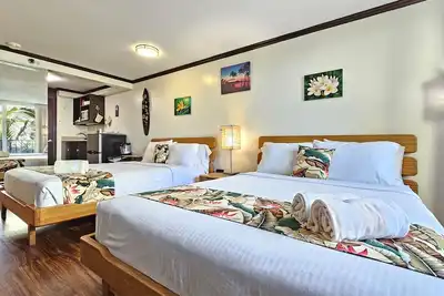 Fully Upgraded, Sleeps 4 in 2 Queen Beds + Great Pool deck area