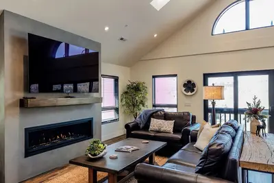 Image de The Summit-Luxury three bedroom penthouse in the iconic Horsefeathers building!