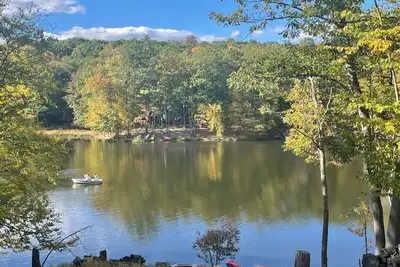 Image de Lakefront has a hot tub, sauna, fireplace, ping-pong table, pool, and kayaks.