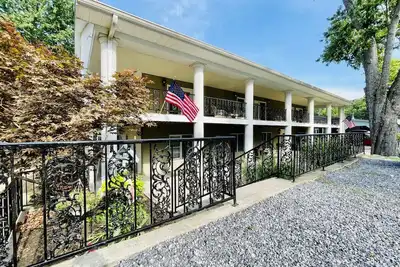 Image de Spacious Condo w/Deck, Walk to Marina!