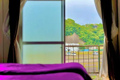 Image de Retro Romantic Room! Private rooftop room with a view of Tokyo Bay beyond the Uraga Dock.