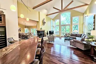 Image de PleasanTrees: Multi-Level Downtown Saugatuck Home