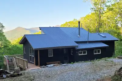 Image de Cozy cool cabin in the mountains with a view Close to Downtown with a hot tub