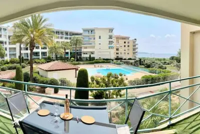 Image de Vue mer, piscine, plage à pieds, parking