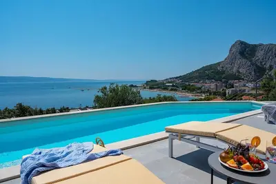 Image de Luxury 3-bedroom villa with infinity pool, 600m from beach, stunning sea views