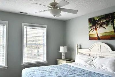 Image de Spacious Family Getaway near the Beach & Airport!