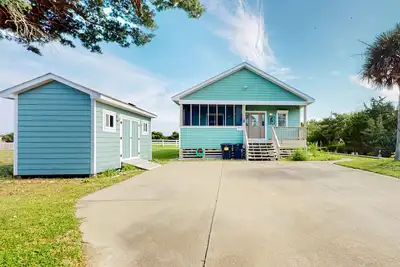 Image de Single-level home on a canal with 2 screened porches - near town and beach