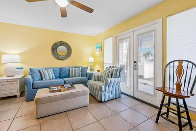 Image de Sunny condo with a pool - right across the street from the beach
