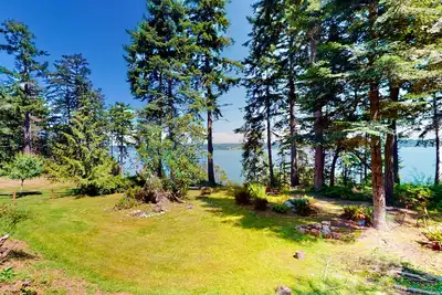 Image de Water-view home with large deck, firepit, grill, & W/D