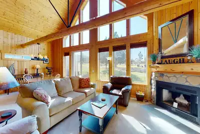 Image de Golf course-view chalet with fireplace, pools, tennis, gym, golf, volleyball