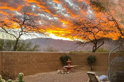 Image de Dog-friendly desert home with mountain views, enclosed yard, grill, W/D, and Ac
