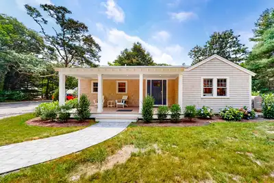 Image de Dog-friendly house in a quiet neighborhood with furnished porch & washer\/dryer