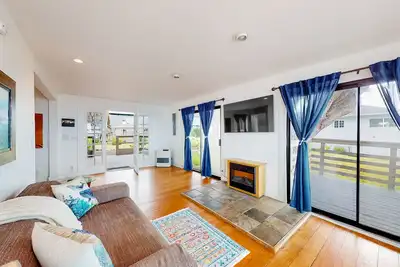 Image de Quaint cottage on the beach with mountain view, large deck, grill, & W/D