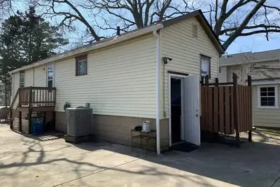 Image de Cute, small cottage minutes from restaurants\/bay