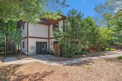 Image de Dog-friendly ski-in/out condo near lifts with ski views, pool, tennis, hot tub