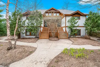 Image de Ski-in/out condo near lifts with ski views, pool, tennis, hot tub, skiing, Ac