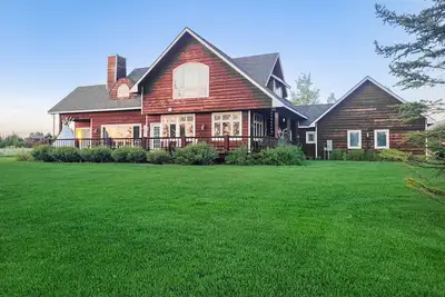 Image de Spacious mtn-view home with fireplace, grill, large deck, jetted tub, streaming