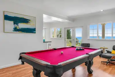 Image de Luxurious dog-friendly water-view home with private beach access & hot tub