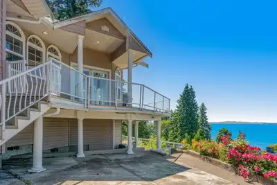 Image de Stunning & luxurious dog-friendly water-view home with private beach access