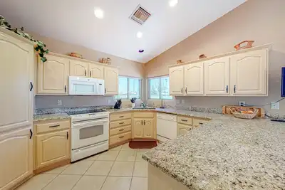 Image de Golf-view home with shared pool\/hot tub\/tennis court, private patio, & W\/D