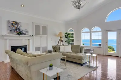 Image de Luxurious dog-friendly bay-view home with hot tub & private beach access