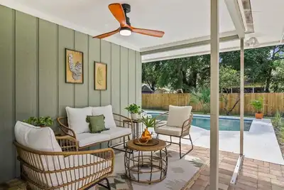 Image de Coastal Pool Bungalow - 15 Mins to Famous Beaches