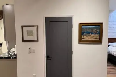 Image de Studio in Historic Garfield Neighborhood\n