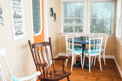 Image de Bright, clean, central to downtown Dover. Short walk to shops, pier and beach.