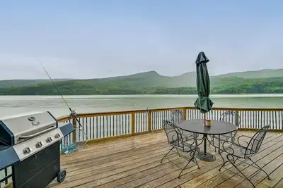 Image de Cozy South Bay Cabin w/ Lake & Mountain Views