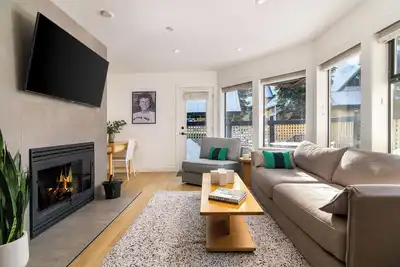 Image de New! Ski in/out High style, fully loaded family friendly 2bdr Whistler retreat