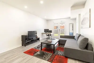 Image de Stunning Spacious Walkout Basement - 7 min to Uwo