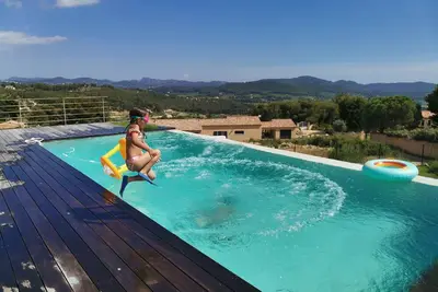 Image de Villa spacieuse, 4 chs, climatisée, piscine à débordement, vue mer et collines!