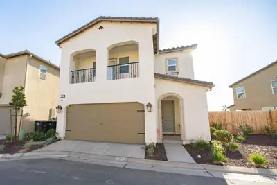 Image de 45 Miles to the gates of Yosemite 3 bedroom home located @ Riverstone Community.