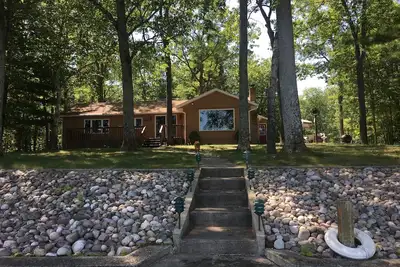 Image de Beautiful lakefront home on large quiet lot on an all sports lake.