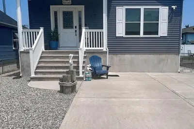 Image de Beach house 1 block from the beach 🏝 game\/dining table and fire pit.