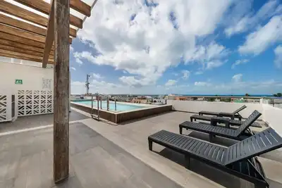 Image de Prime Location. 2 Br Condo w/ Ocean View Pool.