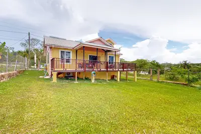 Serene villa with a large deck, gorgeous view, full kitchen, & washer\/dryer