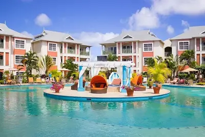Image de Beach Break in Gros Islet! Two Spacious Units, Pool, Beach Access, Free Parking!