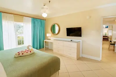 Image de Relax and Unwind! Two Comfortable Units, Swimming Pool, Direct Beach Access!